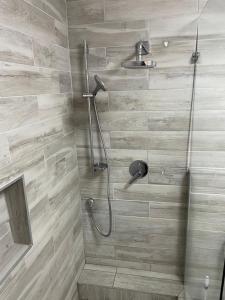 eine Dusche mit Duschkopf im Bad in der Unterkunft The Oasis Accommodation in Lüderitz