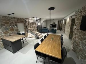 - une salle à manger avec une table et des chaises en bois dans l'établissement Villa Copun with heated pool, à Rab