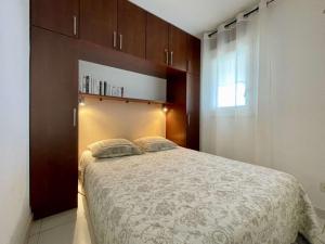 een slaapkamer met een groot bed en een raam bij Appartement La Croix-Valmer, 2 pièces, 4 personnes - FR-1-226B-161 in La Croix-Valmer