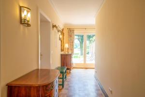 a hallway with a table and chairs and a window at Maisonette Parforce in Gorleben