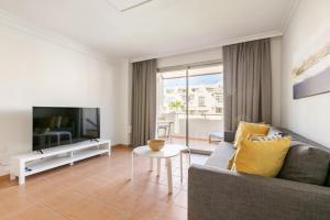 - un salon avec un canapé et une télévision dans l'établissement Sunny Maria Apartment La Tejita Beach, à Granadilla de Abona