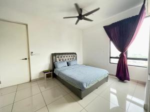 Schlafzimmer mit einem Bett und einem Deckenventilator in der Unterkunft Entire Condominium @ Woodsburry Butterworth Penang in Butterworth