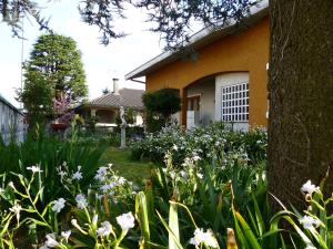 a garden with flowers in front of a house at Cuscino e Caffé in Rescaldina