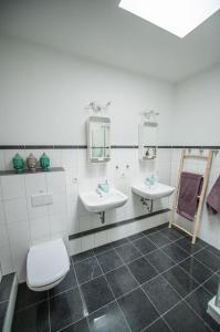 a bathroom with two sinks and a toilet at 150qm LOFT, Tischtennis, Dart, Tischkicker in Hamburg