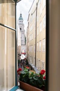 een raam met uitzicht op een straat bij Altstadt-App. Domblick! in Salzburg
