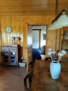a room with a table with a vase on it at Precioso Apartamento en la Cerdanya in La Molina