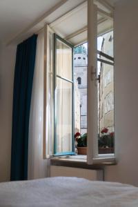 a bedroom window with a view of a building at Altstadt-App. Domblick! in Salzburg