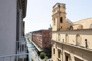 einen Balkon mit Blick auf eine Stadtstraße in der Unterkunft La Chambre Duomo in Neapel