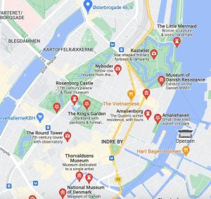un mapa de la ciudad de Berlín con plazas de aparcamiento en 3 Bedroom Flat in Lovely Area, en Copenhague