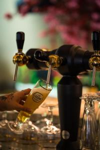 een persoon schenkt een glas wijn in bij Hotel Walram in Valkenburg