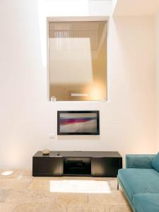 un soggiorno con TV e divano di Terrazzini Cibele ad Andria