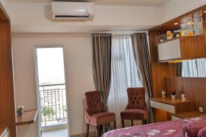 Giường trong phòng chung tại The cozy & luxury room in Podomoro City Deli Medan +11 ảnh