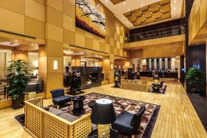 un hall d'un hôtel avec des chaises et un salon dans l'établissement Hotel Nikko Kumamoto, à Kumamoto