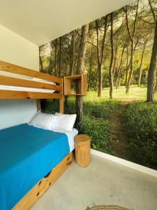Schlafzimmer mit einem Bett und einem Fenster mit Bäumen in der Unterkunft Entheos in Lerín