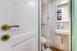 ein Badezimmer mit Toilette und Waschbecken in der Unterkunft Cecilia in Baška + 10 Fotos