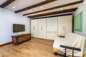 ein Schlafzimmer mit Bett, Fernseher und Schränken in der Unterkunft Cecilia in Baška