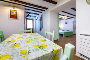 ein Schlafzimmer mit einem Bett und ein Esszimmer mit einem Tisch in der Unterkunft Cecilia in Baška