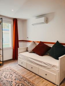 uma cama com duas almofadas num quarto em LA MAISON CACHEE-BA em La Teste-de-Buch