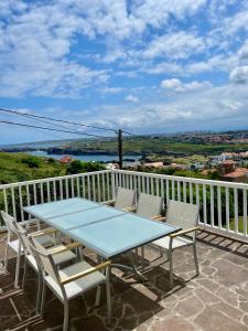 un tavolo blu e sedie sul balcone di La casuca de San Juan de la canal a Santa Cruz de Bezana