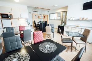 uma cozinha e sala de jantar com mesa e cadeiras em Sobe Rooms Nataly em Sežana