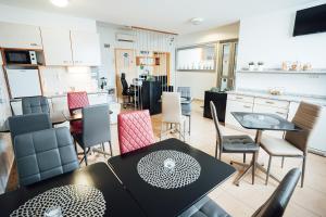 een keuken en eetkamer met een tafel en stoelen bij Sobe Rooms Nataly in Sežana