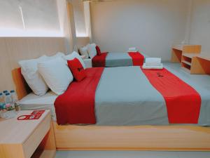 A bed or beds in a room at RedDoorz near Jogja National Museum