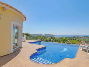 モライラにあるUnique villa in Moraira with infinity poolの眺めの良いヴィラ内のスイミングプール