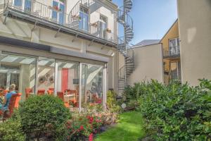 un jardín frente a un edificio en Inselhotel Bruns, en Norderney