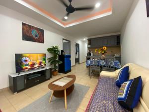 sala de estar con sofá, TV y mesa en Crystal Bay Tropical Residence, en Koh Samui 