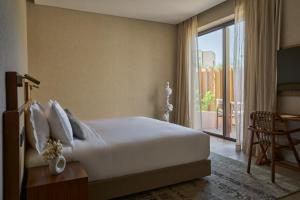 Postel nebo postele na pokoji v ubytování ERTH Abu Dhabi Hotel