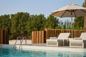 Bazén v ubytování ERTH Abu Dhabi Hotel nebo v jeho okolí
