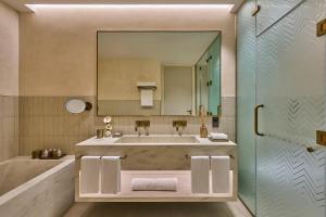 Koupelna v ubytování ERTH Abu Dhabi Hotel