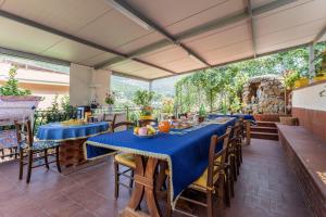 comedor con mesa azul y sillas en Villa Salvatore, en Torretta