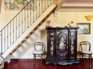 Rocca GrimaldaにあるCharming Elegant castle flat with large gardenの階段(木製のキャビネット、椅子2脚付)
