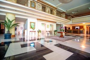 a large lobby with a plant in the middle of it at Hotel Del Mar & Conference Center in Mamaia