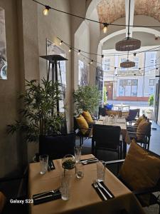 un ristorante con tavoli e sedie in una stanza di No1 Bed&Breakfast Restauracja ŚNIADANIE I PARKING W CENIE! a Leszno
