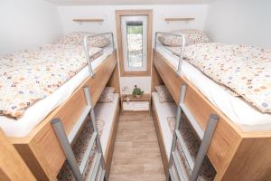 Ένα ή περισσότερα κρεβάτια σε δωμάτιο στο Mobile home Banovi dvori IV +35 φωτογραφίες
