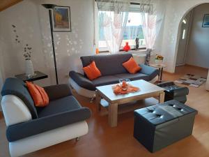 sala de estar con sofá y mesa en Haus Heidrun en Dolgesheim