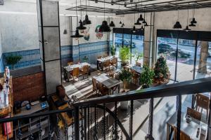 uitzicht op een restaurant met tafels en stoelen bij Hotel Light Palace in Batoemi