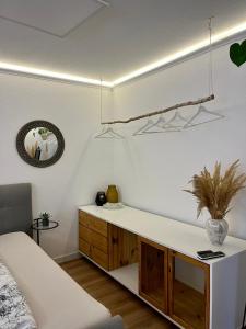 een woonkamer met een bank en een tafel bij Kleinod Dittmannsdorf 
