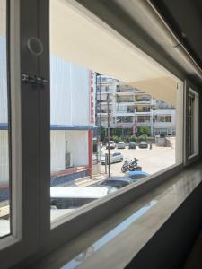 una ventana con vistas a un aparcamiento en TheLoft, en Kavala