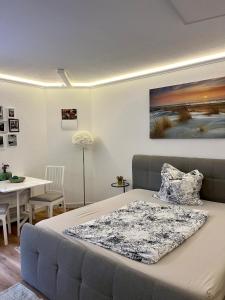 een slaapkamer met een bed en een eetkamer met een tafel bij Kleinod Dittmannsdorf 