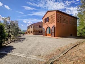 un gran edificio de ladrillo con una carretera delante de él en Countryside Holiday Home in Gambassi Terme with Garden, en Querce