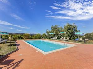 una imagen de una piscina con sillas y sombrillas en Countryside Holiday Home in Gambassi Terme with Garden, en Querce