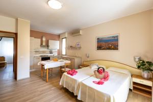een hotelkamer met 2 bedden en een keuken bij Appartamenti MOTIV Riccione in Riccione