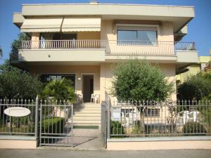 een huis met een hek ervoor bij Appartamenti MOTIV Riccione in Riccione
