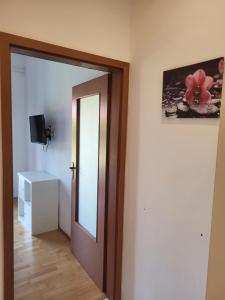 a hallway with a door and a mirror in a room at Apartmaji Tim in Izola