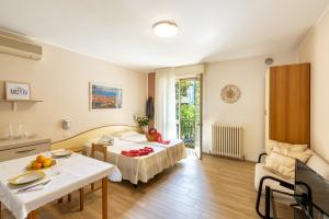 een kamer met een bed en een tafel met fruit erop bij Appartamenti MOTIV Riccione in Riccione