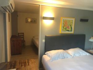 Ένα ή περισσότερα κρεβάτια σε δωμάτιο στο Contact Hotel LE SUD Montpellier Aéroport Parc Expo Arena