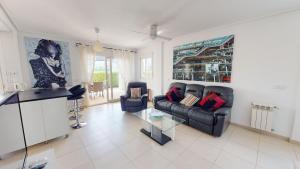 sala de estar con 2 sofás y mesa de cristal en Casa Boqueron S-A Murcia Holiday Rentals Property, en Roldán